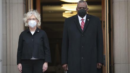 US-Verteidigungsminister Lloyd Austin begrüßt seine deutsche Kollegin Christine Lambrecht am Pentagon.