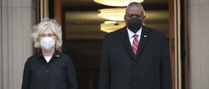 US-Verteidigungsminister Lloyd Austin begrüßt seine deutsche Kollegin Christine Lambrecht am Pentagon.