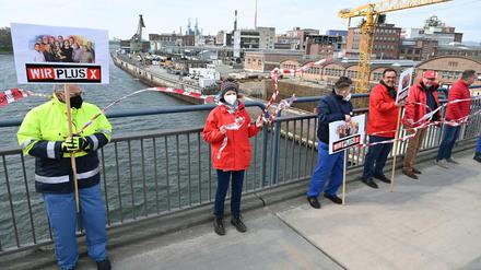 Beschäftigte des Industrieparks Höchst protestierten vor Beginn der Tarifverhandlungen für höhere Löhne. 