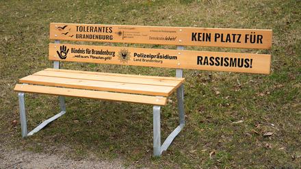 Sind wir in Potsdam-Eiche womöglich schon weiter als in Paris. Antirassismus-Bank auf dem Gelände des Polizeipräsidiums.