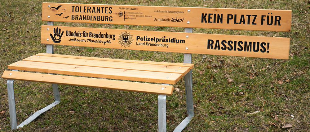 Sind wir in Potsdam-Eiche womöglich schon weiter als in Paris. Antirassismus-Bank auf dem Gelände des Polizeipräsidiums.