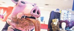 Ob man durch diese Nüstern wohl einen guten Ausblick hat? Kostümverkauf im Mainzer Staatstheater.