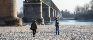 Der italienische Fluss Po hat einen so geringen Wasserstand erreicht, dass Fußgänger in dessen Bett sogar spazieren können.