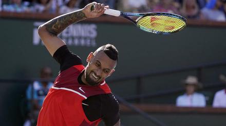 Gleich geht wieder ein Schläger von Nick Kyrgios zu Bruch.
