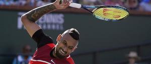 Gleich geht wieder ein Schläger von Nick Kyrgios zu Bruch.