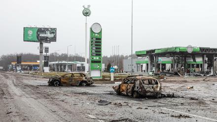 Zerstörte Autos an einer Landstraße bei Butscha