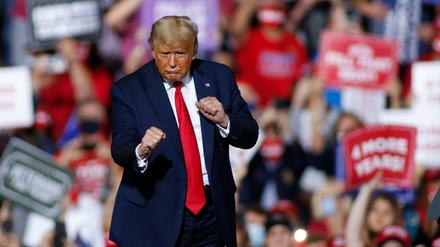 Donald Trump, Präsident der USA, tanzt nach seiner Rede bei einer Wahlkampfveranstaltung. 