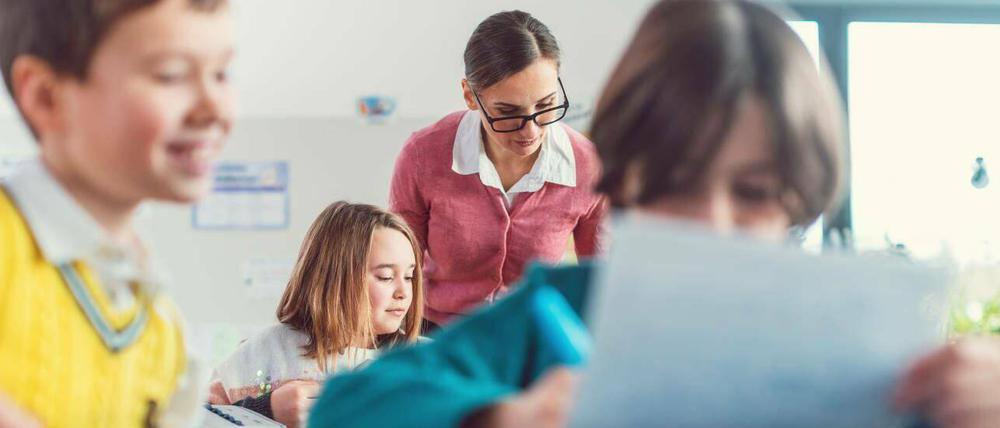 Durch den wachsenden  Lehrkräftemangel in Deutschland  sei die Qualität von Bildung, Bildungsgerechtigkeit und sogar die Zukunft des Landes „massiv bedroht“, befürchtet der VBE.