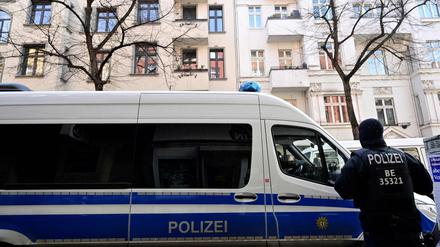 Ein Berliner Polizist bei einer Razzia (Symbolbild). 
