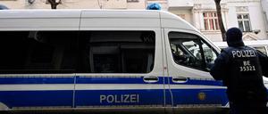Ein Berliner Polizist bei einer Razzia (Symbolbild). 