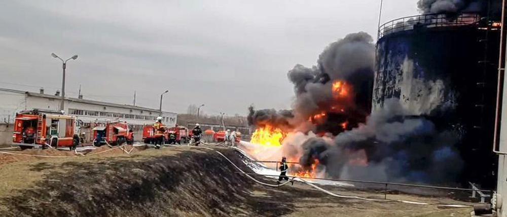 Auf diesem vom Pressedienst des russischen Katastrophenschutzministeriums am Freitag, dem 1. April 2022, veröffentlichten Foto arbeiten Feuerwehrleute an der Brandstelle eines Öldepots. Die ukrainischen Streitkräfte sollen nach russischen Angaben von zwei Hubschraubern aus einen Luftschlag auf ein Öllager in Russland verübt haben. In dem Depot in der Großstadt Belgorod sei es nach dem Angriff zu einem Brand gekommen, teilte der Gouverneur des Gebiets, Gladkow, im Nachrichtenkanal Telegram mit.