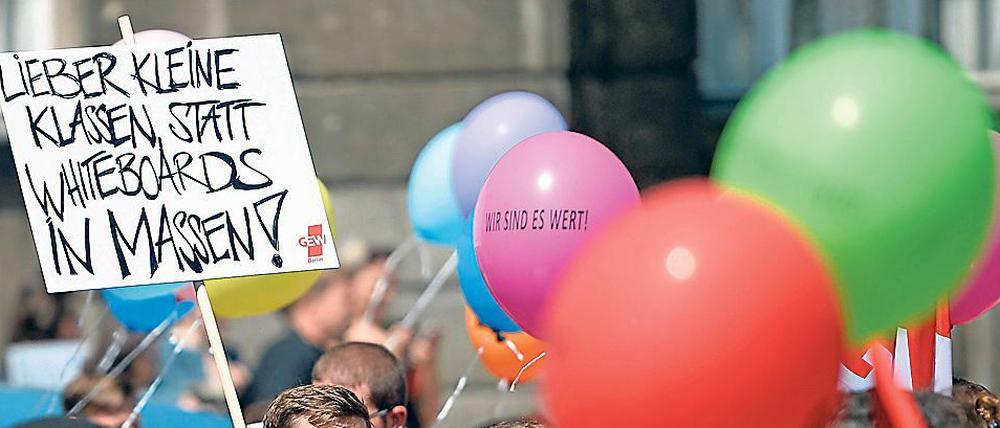Nicht zum ersten Mal fordern Lehrer kleinere Klassen - hier ein Warnstreik in Berlin im Sommer 2016.