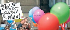 Nicht zum ersten Mal fordern Lehrer kleinere Klassen - hier ein Warnstreik in Berlin im Sommer 2016.