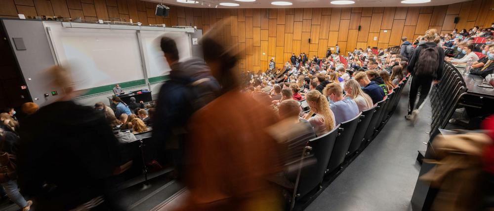 Die Ampelkoalition will, dass mehr Studierende Bafög erhalten.