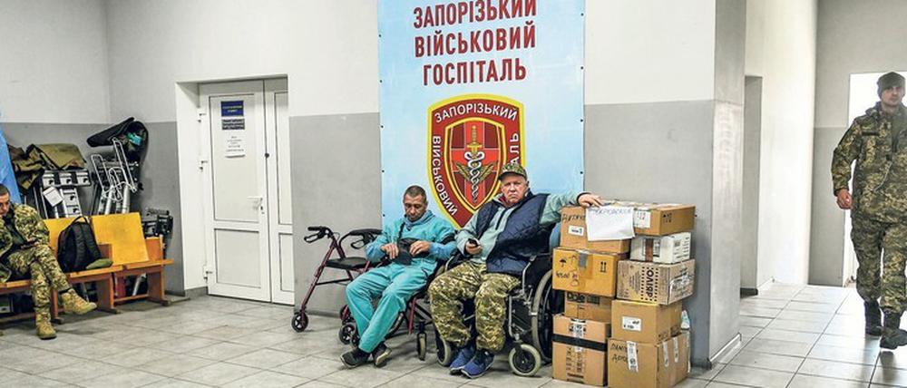 Erschöpfung und Verzweiflung. Im Militärkrankenhaus von Saporischschja im Südosten der Ukraine.