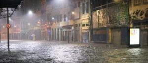 Die Straßen in Rio de Janeiro sind nach dem Starkregen überflutet.