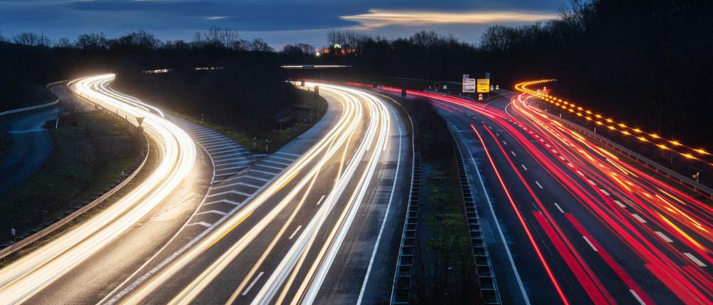 Autos fahren in der Morgendämmerung über die Bundesstraße B6 und die Autobahn A37.