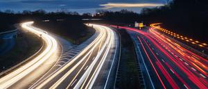 Autos fahren in der Morgendämmerung über die Bundesstraße B6 und die Autobahn A37.