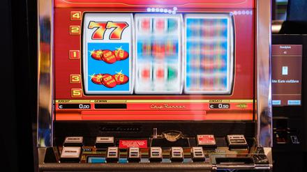 Spielautomaten stehen in einer Spielbank. (Symbolbild)
