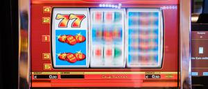 Spielautomaten stehen in einer Spielbank. (Symbolbild)
