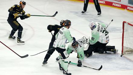 Blaine Byron erzielt das wichtige 1:0 für die Eisbären gegen Bietigheim.