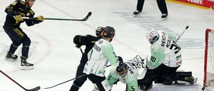 Blaine Byron erzielt das wichtige 1:0 für die Eisbären gegen Bietigheim.