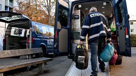 Kältebusfahrer Matthias Spreemann belädt den Kältebus mit Schlafsäcken und bereitet den Einsatz des Fahrzeuges vor. Die Berliner Stadtmission hat im vergangenen Winter mehr Obdachlose mit ihren Kältebussen versorgt als im Jahr zuvor. (Archivbild)