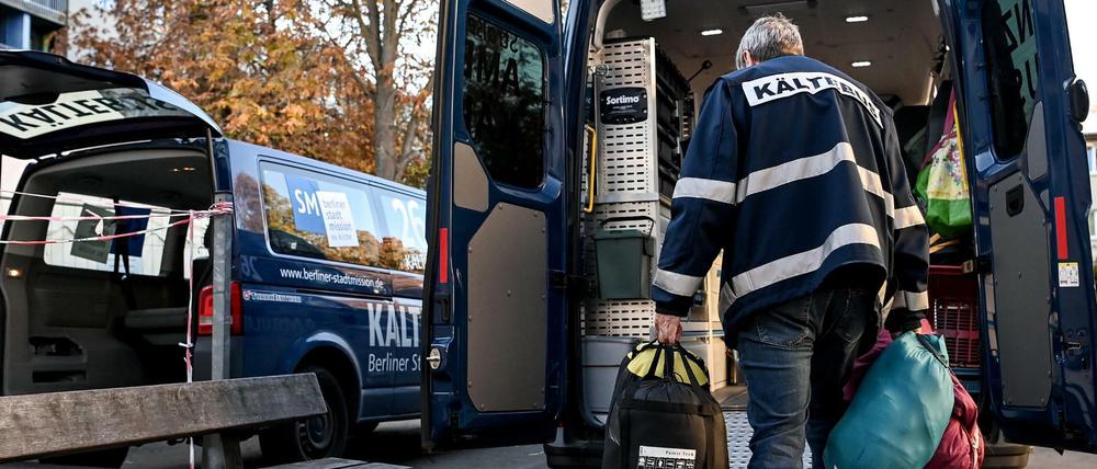 Kältebusfahrer Matthias Spreemann belädt den Kältebus mit Schlafsäcken und bereitet den Einsatz des Fahrzeuges vor. Die Berliner Stadtmission hat im vergangenen Winter mehr Obdachlose mit ihren Kältebussen versorgt als im Jahr zuvor. (Archivbild)