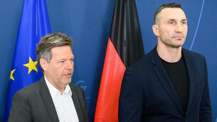 Robert Habeck trifft sich im Bundesministerium für Wirtschaft und Klimaschutz mit Wladimir Klitschko zu einem Gespräch.