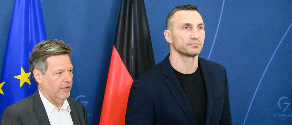 Robert Habeck trifft sich im Bundesministerium für Wirtschaft und Klimaschutz mit Wladimir Klitschko zu einem Gespräch.
