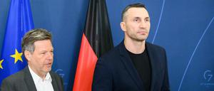 Robert Habeck trifft sich im Bundesministerium für Wirtschaft und Klimaschutz mit Wladimir Klitschko zu einem Gespräch.
