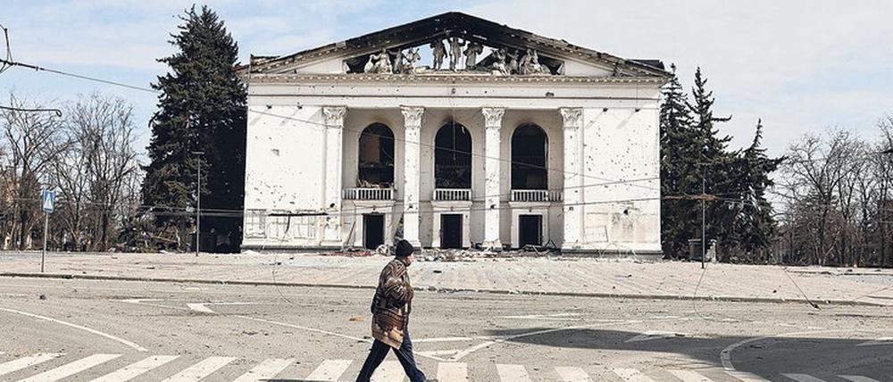 Das Akademische Dramatheater in Mariupol nach einem russischen Luftangriff.