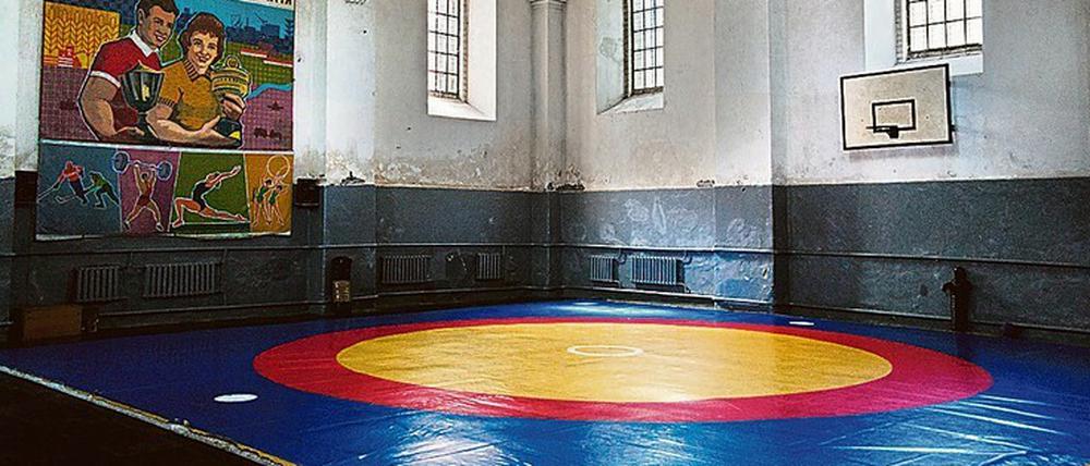 Spannungsverhältnis. Sofern sie nicht verfallen sind, befinden sich in Synagogen wie von Horodenka/Ukraine heute Turnhallen, Kinos und sogar eine Schnapsfabrik. 