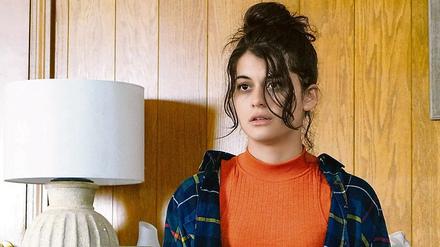 Ohne Plan. Die Alkoholikerin Samantha (Sofia Black-D’Elia). 