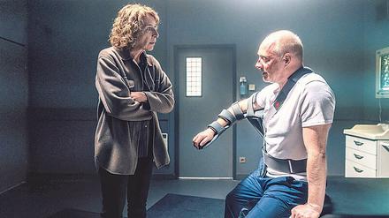 Wiedersehen im Knast: Inkasso-Heinzi (Simon Schwarz) und „Bibi-Puppi“ Fellner (Adele Neuhauser).
