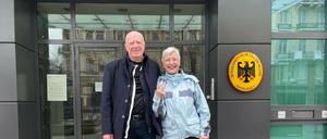 Marieluise Beck und Ralf Fücks am vergangenen Mittwoch vor der deutschen Botschaft in Kiew. 