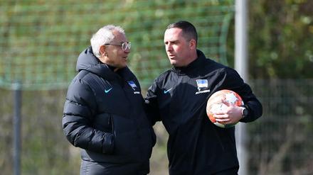 Felix Magath (li.) im Gespräch mit seinem Assistenten Mark Fotheringham. 