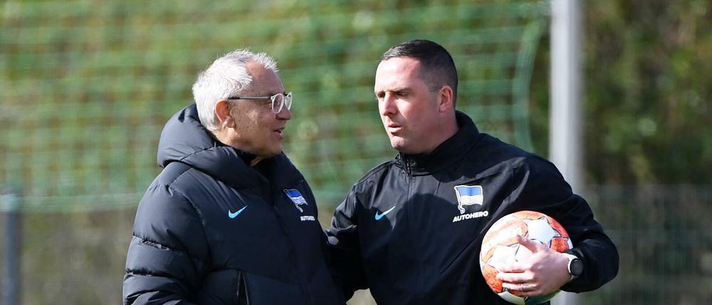 Felix Magath (li.) im Gespräch mit seinem Assistenten Mark Fotheringham. 