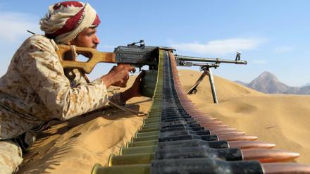 Pro-Regierungseinheiten, unterstützt von Saudi-Arabien, bekämpfen die aufständischen Huthi-Rebellen.