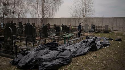 Massenhaft Leichen getöteter Zivilisten: Nach dem Rückzug der russischen Truppen aus Butscha und anderen Orten bleiben Bilder von Gräueltaten. 