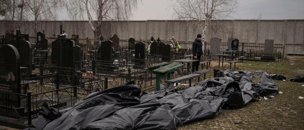 Massenhaft Leichen getöteter Zivilisten: Nach dem Rückzug der russischen Truppen aus Butscha und anderen Orten bleiben Bilder von Gräueltaten. 
