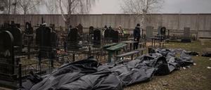 Massenhaft Leichen getöteter Zivilisten: Nach dem Rückzug der russischen Truppen aus Butscha und anderen Orten bleiben Bilder von Gräueltaten. 