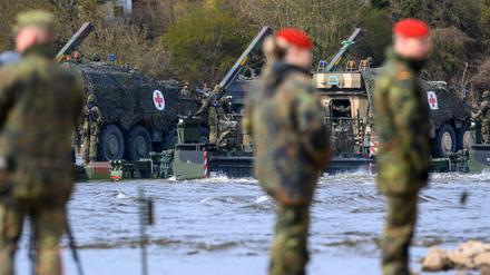 Sachsen-Anhalt, Hohengöhren: Ein Panzer vom Typ "Boxer" setzt bei einer Bundeswehrübung auf einer Schwimmschnellbrücke über die Elbe. Die Plattform besteht aus mehreren Amphibienfahrzeugen und soll den Panzer über die Elbe befördern. Das Manöver fand im Rahmen der mehrtägigen Übung "Wettiner Schwert" im April 2022 statt.