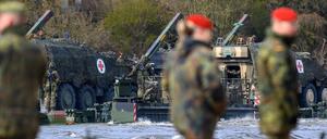 Sachsen-Anhalt, Hohengöhren: Ein Panzer vom Typ "Boxer" setzt bei einer Bundeswehrübung auf einer Schwimmschnellbrücke über die Elbe. Die Plattform besteht aus mehreren Amphibienfahrzeugen und soll den Panzer über die Elbe befördern. Das Manöver fand im Rahmen der mehrtägigen Übung "Wettiner Schwert" im April 2022 statt.