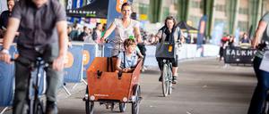 Besucher der VELOBerlin am tempelhofer Feld im Jahr 2019.