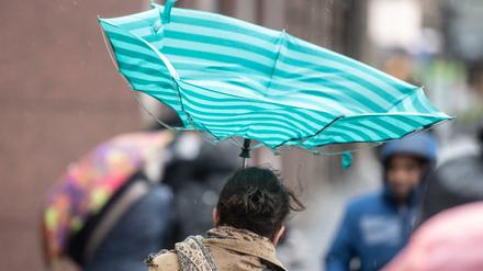Der gehört am Wochenende wohl dazu: In Berlin und in Teilen Brandenburg soll es am Wochenende Regen-, Schneeregen- und Graupelschauer geben.