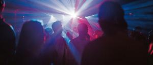 Infiziert in die Disco. Ab Mai dürfen sich Menschen trotz eines positiven Covidtests maskenlos ins Getümmel stürzen.