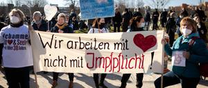 Menschen protestieren am Berliner Mauerpark gegen die Maßnahmen zum Schutz vor dem Coronavirus. 