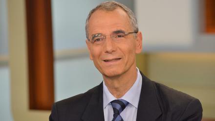 Der Historiker Michael Wolffsohn spricht während der ARD-Talksendung "Anne Will" in den Studios Berlin-Adlershof. 