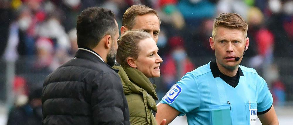 Nach dem Wechselfehler hat der SC Freiburg Einspruch gegen die Wertung des mit 1:4 verlorenen Bundesliga-Spiels gegen den FC Bayern eingelegt. 